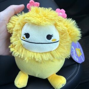 NWT Spring squishmallows 2026 Nomi the yellow bigfoot with flower headband 5”